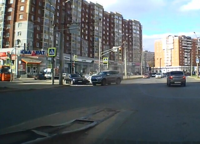ДТП на Автозаводе в Нижнем Новгороде: внедорожник не пропустил встречный автомобиль 
