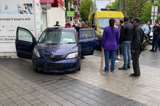 ДТП в Краснодаре: девушка на «Мазде» съехала на тротуар и сбила пешехода 