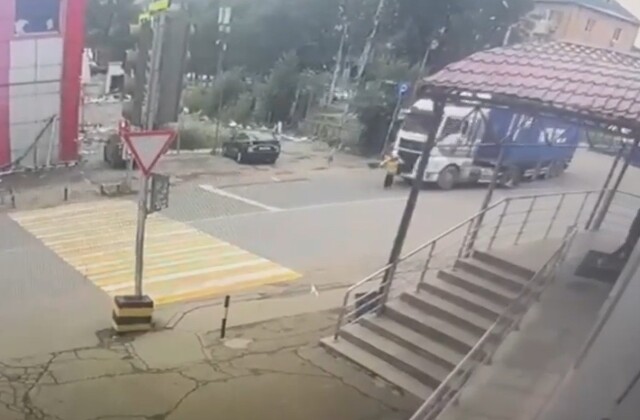 Во Владивостоке женщина переходила дорогу в неположенном месте и погибла под колесами грузовика