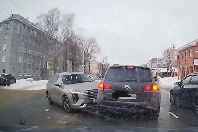 Два «китайца» и «немец» столкнулись в Костроме из-за грубого нарушения ПДД водителем 