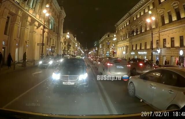 В Петербурге таксист не пропустил скорую