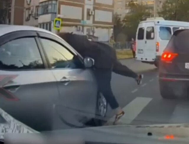 В Краснодаре Hyundai Solaris сбил женщину, переходившую дорогу по «зебре» 