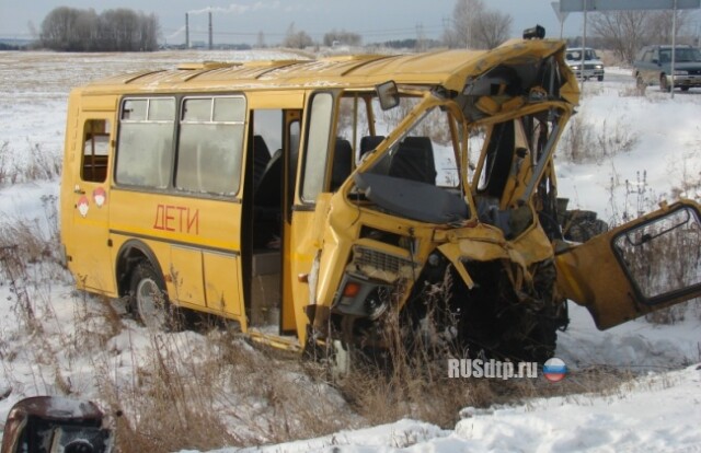 В ДТП со школьным автобусом под Тайшетом погибли два человека 