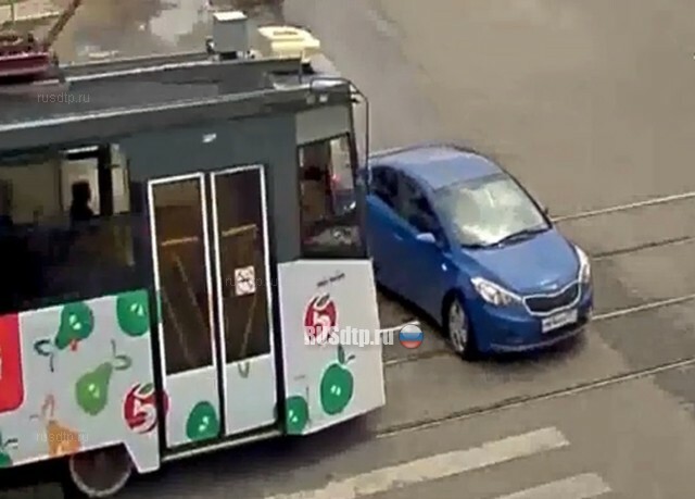 Момент ДТП с трамваем в Краснодаре