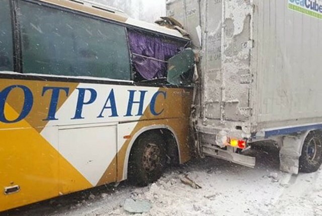 В Хабаровском крае в ДТП с участием автобуса и грузовика пострадали 13 человек 