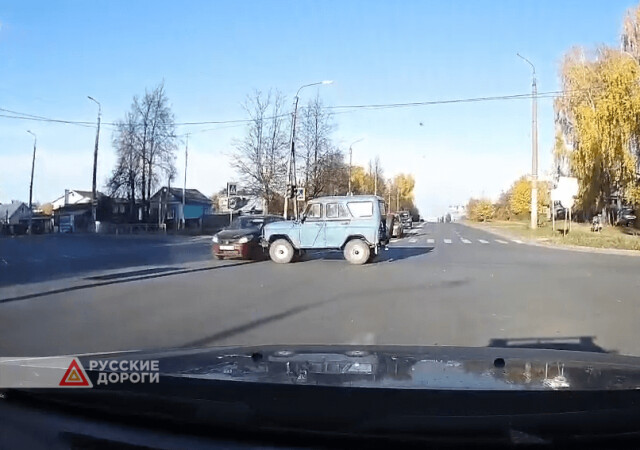 УАЗ и Renault столкнулись на перекрестке в Костроме 