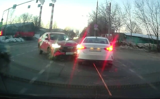 В Москве водитель красного автомобиля устроил ДТП при повороте налево 