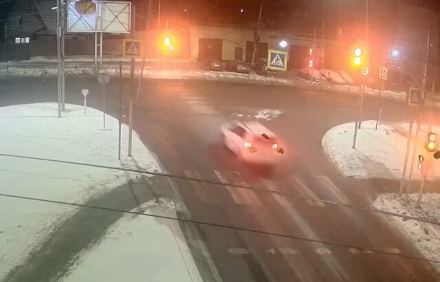 Автомобиль снёс светофор на перекрестке в Курске 