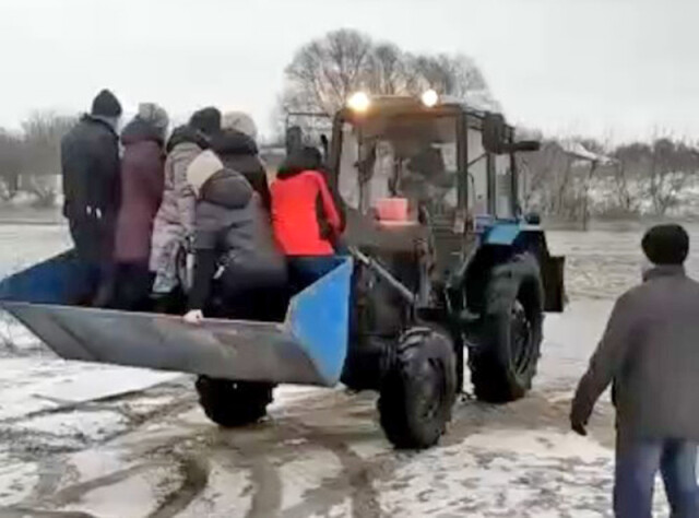 Необычная переправа: в Пензенской области тракторист перевез людей через бурлящую реку