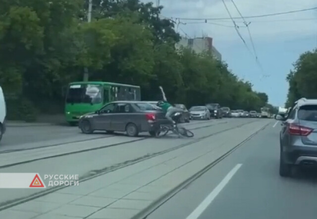 Курьер на велосипеде врезался в легковой автомобиль в Екатеринбурге