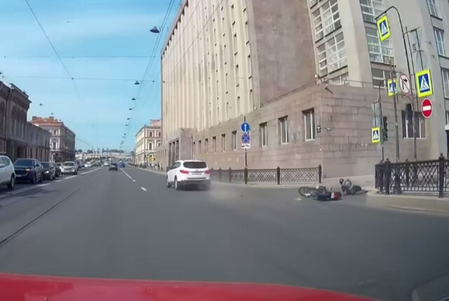 Водитель автомобиля не пропустил мотоциклиста на Литейном проспекте в Петербурге 