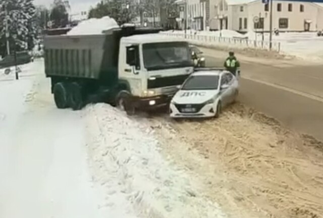 В Подмосковье самосвал протаранил патрульную машину ДПС и протащил её несколько метров