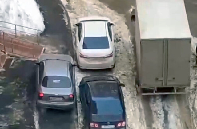В Чебоксарах незадачливый водитель решил объехать машины про тротуару и заехал в тупик 