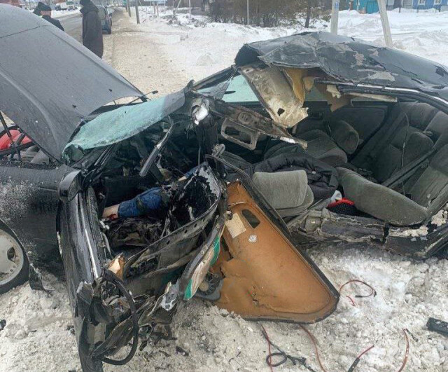 Toyota Mark II врезался в столб в Асино: погибла 17-летняя девушка 