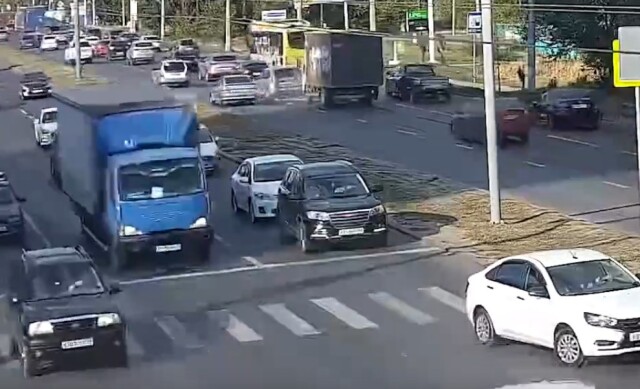 В Волгограде грузовик врезался в два легковых автомобиля: пострадали двое детей