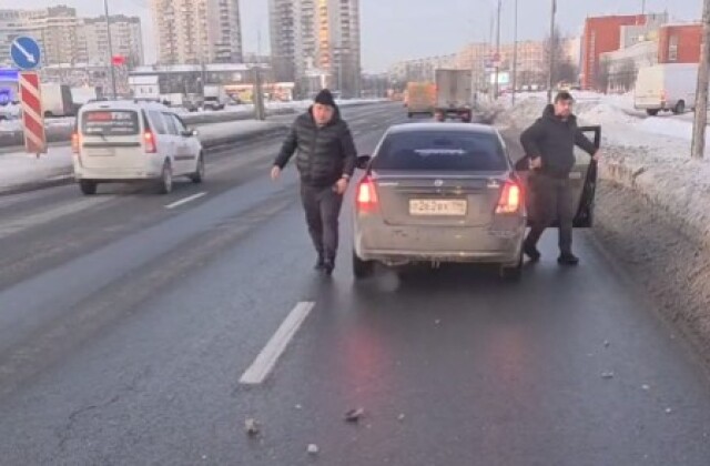 «Не смог увернуться»: автохам спровоцировал ДТП на дороге в Петербурге