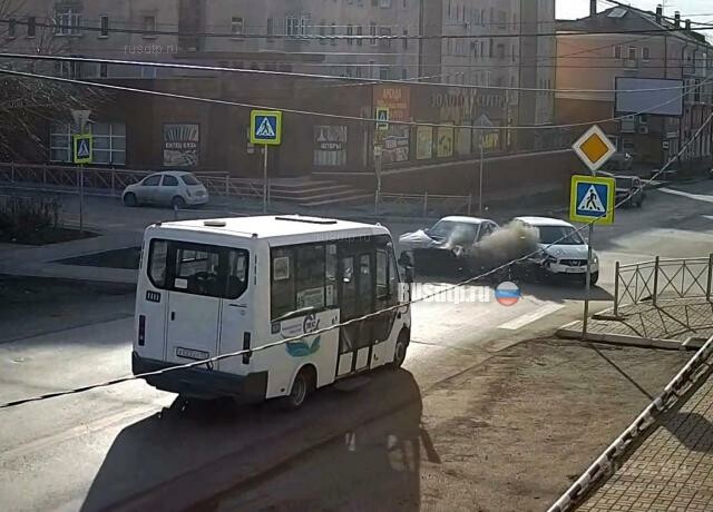 Жесткое ДТП на перекрестке в Омске