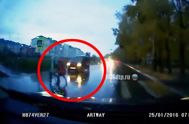 В Хабаровске автоледи сбила трёх школьниц на пешеходном переходе. ВИДЕО