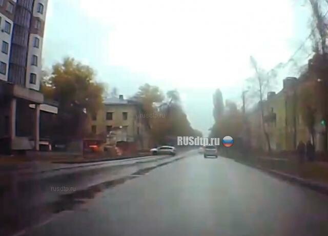 Занесло на мокрой дороге в Воронеже