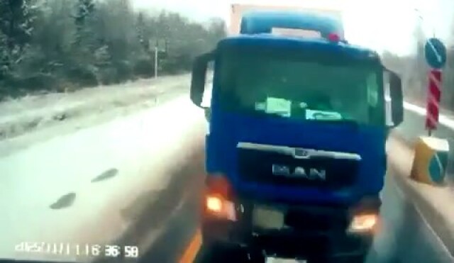 Два большегруза столкнулись и загорелись на трассе М-10 в Новгородской области