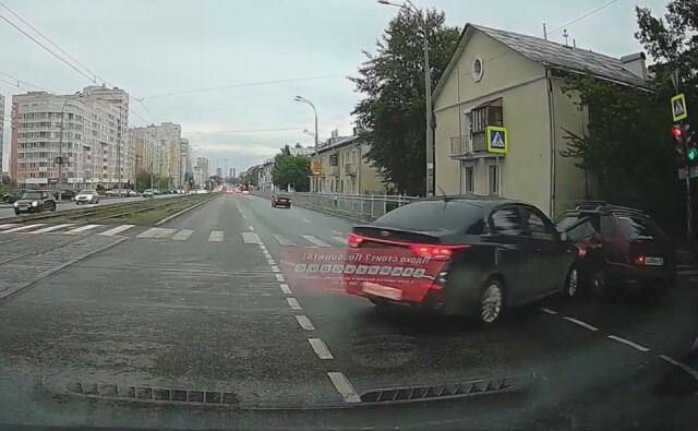 Начудила: девушка устроила ДТП на перекрестке в Екатеринбурге