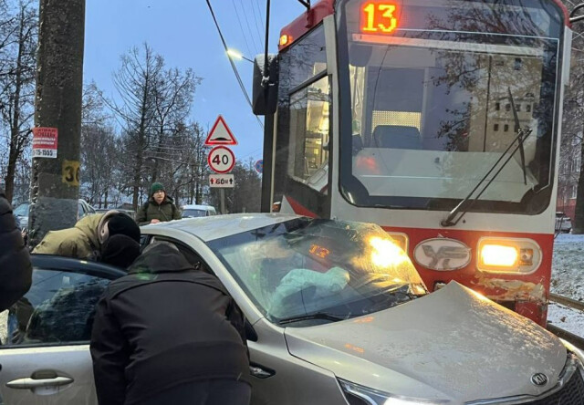 В Туле трамвай протащил легковой автомобиль несколько десятков метров 