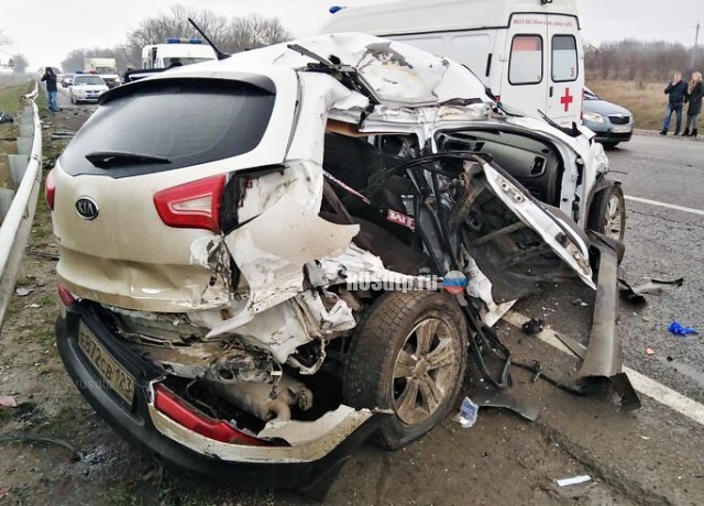 Kia столкнулся с зерновозом под Абинском. ВИДЕО 