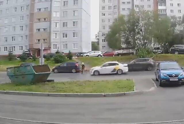 В Архангельске девочка перебегала дорогу и попала под колеса такси