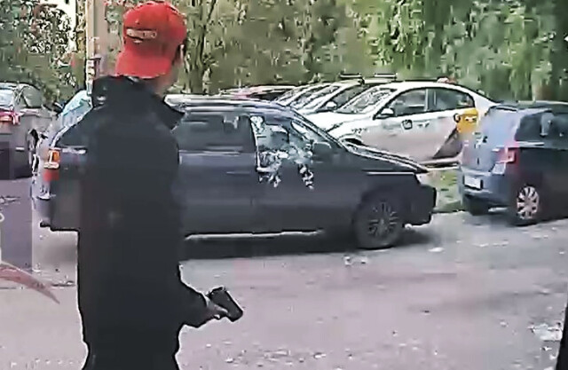 В Красноярске местный «гангстер» стрелял по припаркованным машинам из «пневматики» 