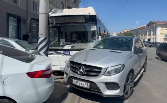 В Омске водитель «Мерседеса» подрезал автобус и спровоцировал массовое ДТП