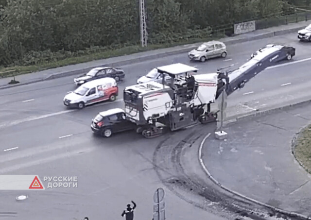 Автомобиль и асфальтоукладчик столкнулись в Петрозаводске