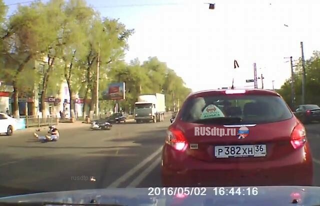 Видеорегистратор запечатлел столкновение мотоцикла с автомобилем в Воронеже