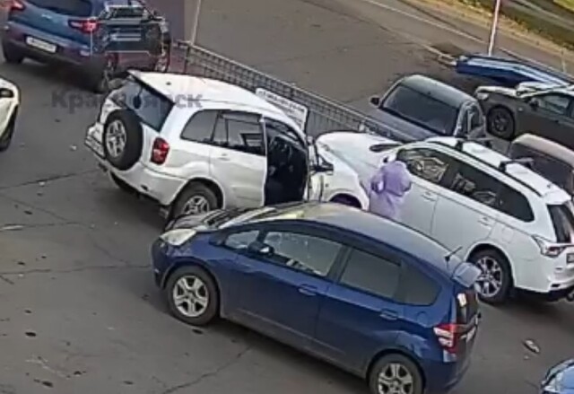 В Красноярске женщина перепутала педали и въехала в припаркованный автомобиль