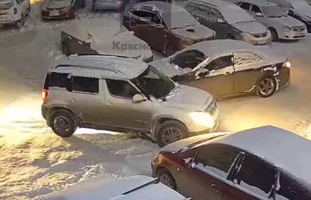 В Красноярске неадекватный водитель «Хонды» задел две машины, пытался сбить женщину и уехал