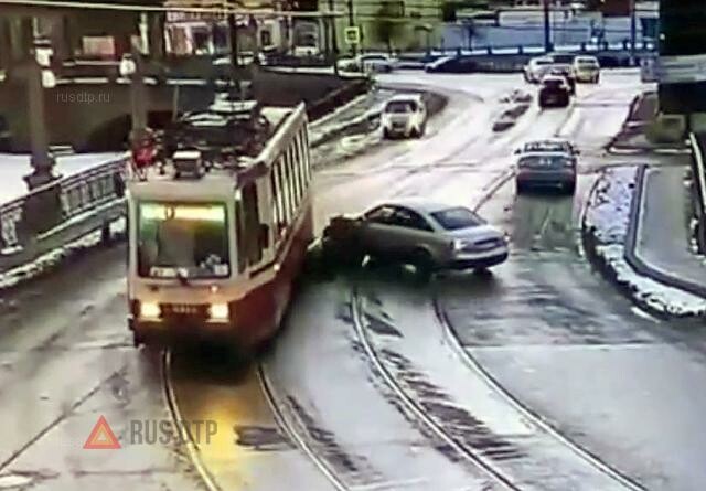 ДТП на Мало-Калинкином мосту в Санкт-Петербурге