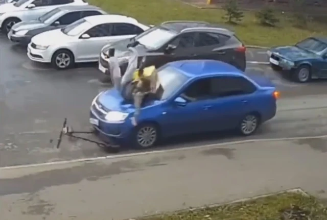 В Нижнекамске автомобиль сбил доставщика еды на электросамокате