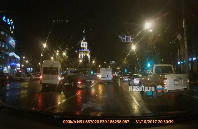 Газель столкнулась с маршруткой в Воронеже