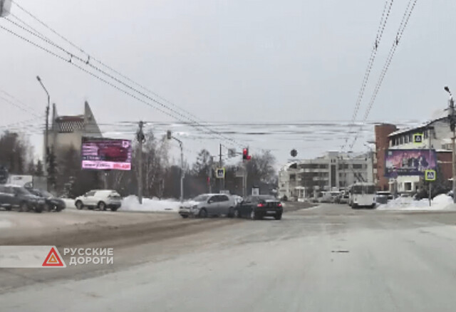 Два автомобиля не поделили перекресток в Омске 