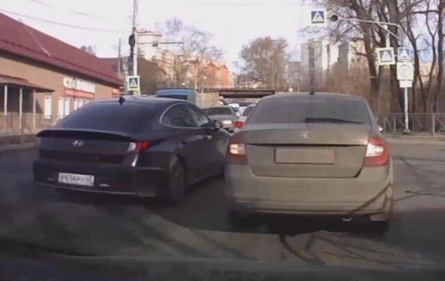 «Одновременно поворачивали налево»: два автомобиля столкнулись на перекрестке в Кирове