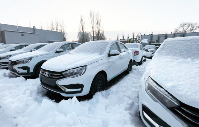 «Стоянки забиты машинами»: почему новые «Лады» никто не хочет брать? 