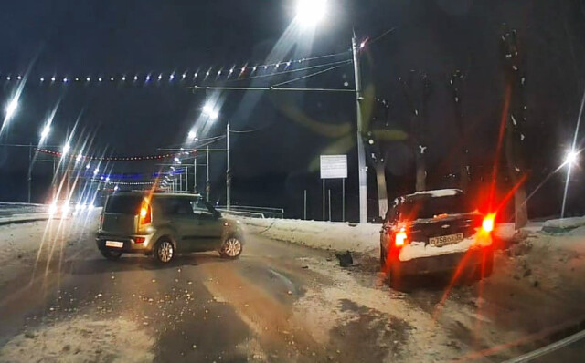 «Занесло при опережении»: Kia и Chevrolet столкнулись на улице Ульянова в Брянске 