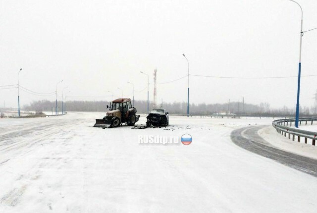 На трассе «Чита — Хабаровск» «Лексус» столкнулся с трактором 