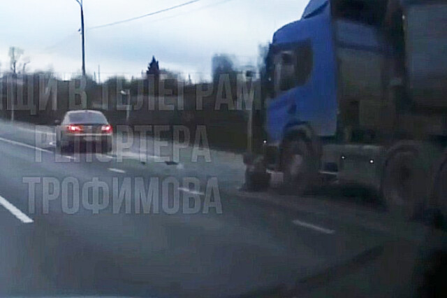 На Ярославском шоссе лихач на «Пассате» сбил водителя большегруза