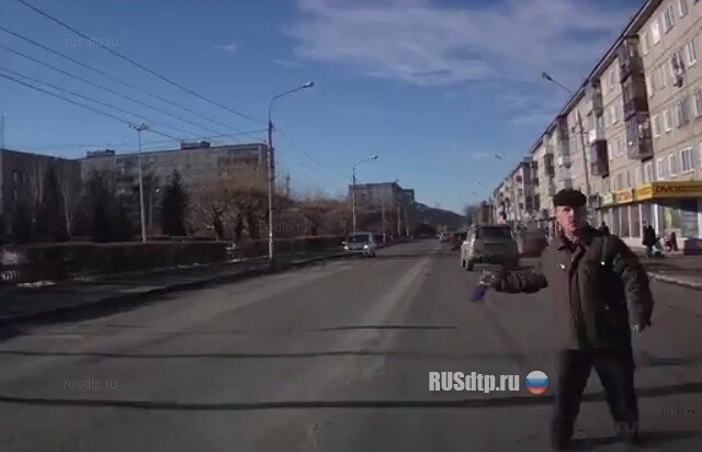 Кинул в стекло 