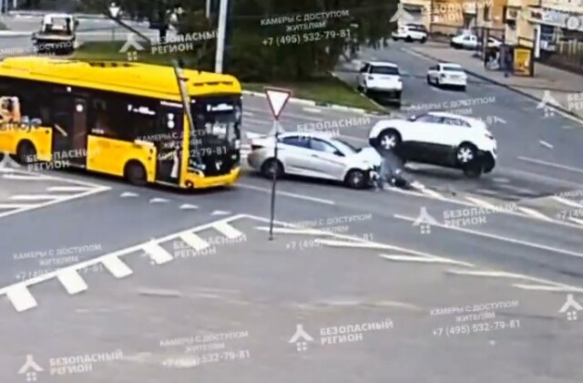 Автомобиль перевернулся на Юбилейной площади в Ярославле 