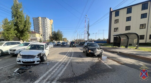 В Волгограде 31-летняя женщина на «Калине» выехала на встречную полосу и врезалась в Nissan 