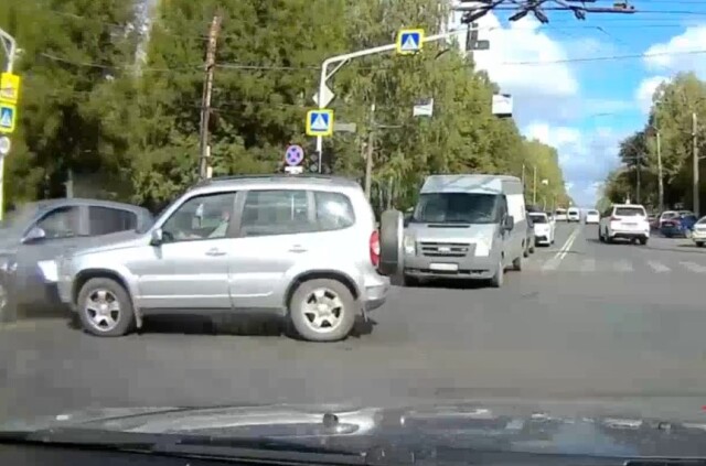 В Кирове пожилой водитель «Нивы» хотел проскочить на красный и врезался в «Опель» 
