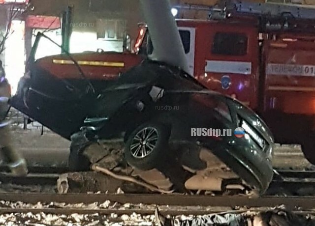 В Улан-Удэ Hyundai Solaris намотало на столб. ВИДЕО 