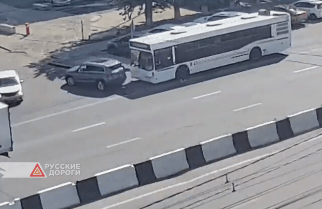 Автобус и внедорожник не поделили полосу на улице Партизана Железняка в Красноярске