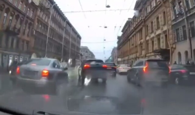 «Что делать в такой ситуации и как быть дальше?»: в Петербурге водитель провоцировал аварию и скрылся 